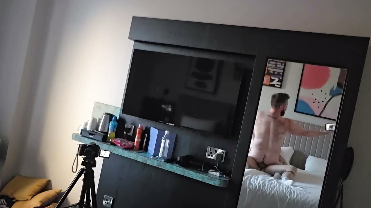 Hung Stud Niszczy Dziurę Owłosionego Niedźwiedzia
