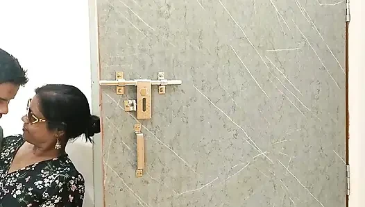 Hintli genç oğlan güzel Hintli yengenin amını yalıyor - sonra ateşli sakso ve sert seks