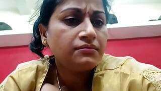 Mătușă indiană în sari roșu cu iubitul savurează sexul