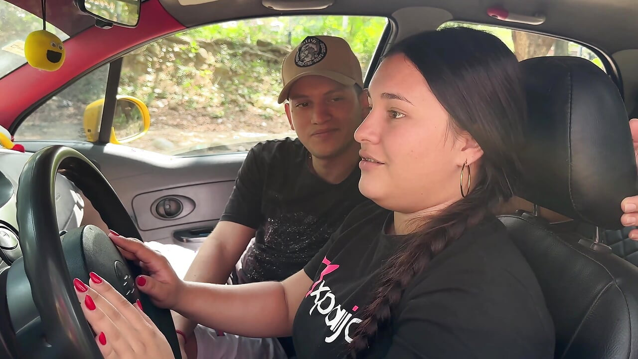 Eu ajudo latina gorda a ficar presa no meio do nada em troca de uma foda dura no carro dela.