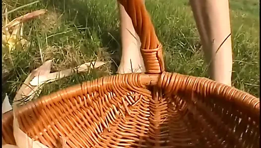 Edepsiz esmer açık havada mastürbasyon seviyor
