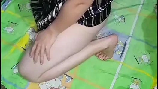 Hintli porno chindo kız erkek arkadaşına amcığını gönderiyor