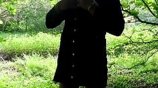 Кроссдрессер Kellycd2022 в лесу с сексуальной милфой в белых колготках в любительском видео