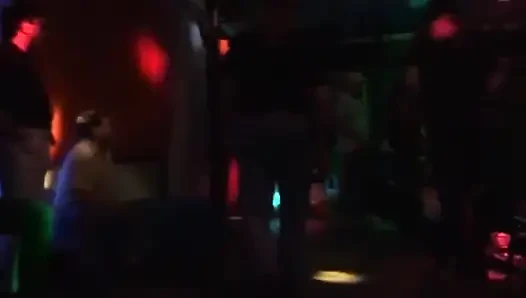 Olgun esmer orta yaşlı seksi kadın birden fazla yarağı sert alıyor