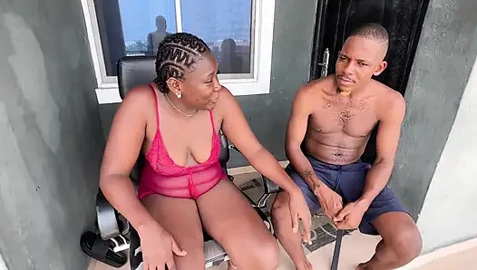 Komşum beni yakaladı ve siyah amcığımı sikiyor