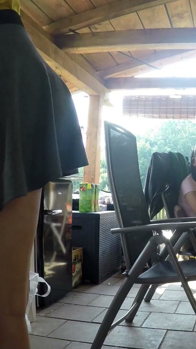 INGEN TRUSER Stram fitte varme sexy jenter som har en BBQ-fest hos naboen for å feire påske | Klipp 2