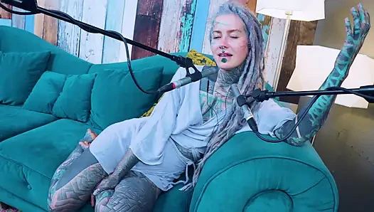Aku berbicara tentang Z - zeal - ASMR podcast SFW berbicara dengan gadis gothic kurus model tato gimbal bertato