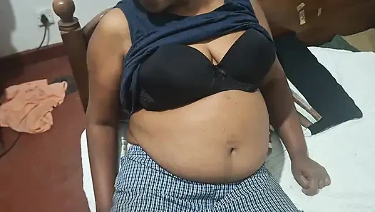 Üvey anne soyunuyor ve çok seksi bir aşk