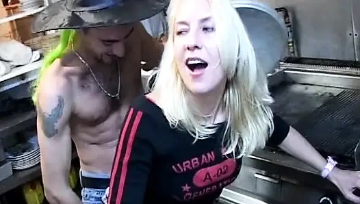 Дикая французская крошка ублажает два члена во время работы на кухне
