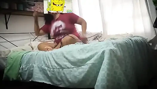 Я спрятала мобильный телефон в моей комнате, она очень горячая и имеет большую задницу, чтобы смотреть на нее