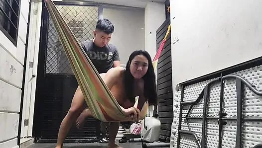 ASYALı ORTA YAŞLı SEKSI KADıN SALLANıRKEN SERT SIKILIYOR