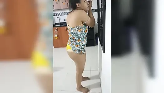 Ich habe ein Kit gekauft, um ihre nägel für meine stiefschwester zu machen, und sie ist sehr glücklich, aber ich sagte ihr, sie soll mich dafür bezahlen, indem sie mich zu einem porno-video macht