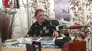 Curvă brunetă minionă cu pulă adâncă în gât