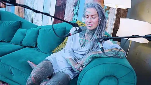 Ich spreche über P - Passion - ASMR podcast SFW spricht goth dünnes mädchen dreadlocks tattoo-modell inked mädchen
