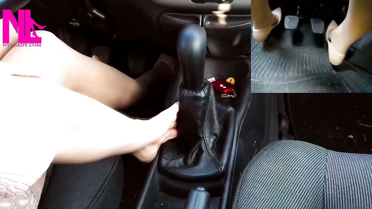 裸体吉安维托罗西的性感驾驶和手淫我车的齿轮棒
