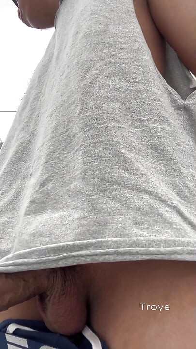 Une jolie Asiatique se promène le matin au parc et se masturbe