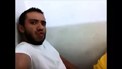 I finocchi scopano nel bagno del centro commerciale