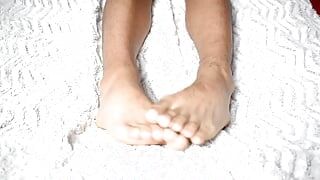 Heerlijke voeten op een mooi wit laken