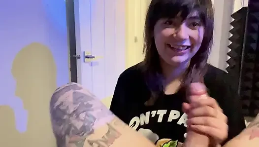 Sevimli queer erkek arkadaşına sakso çekiyor