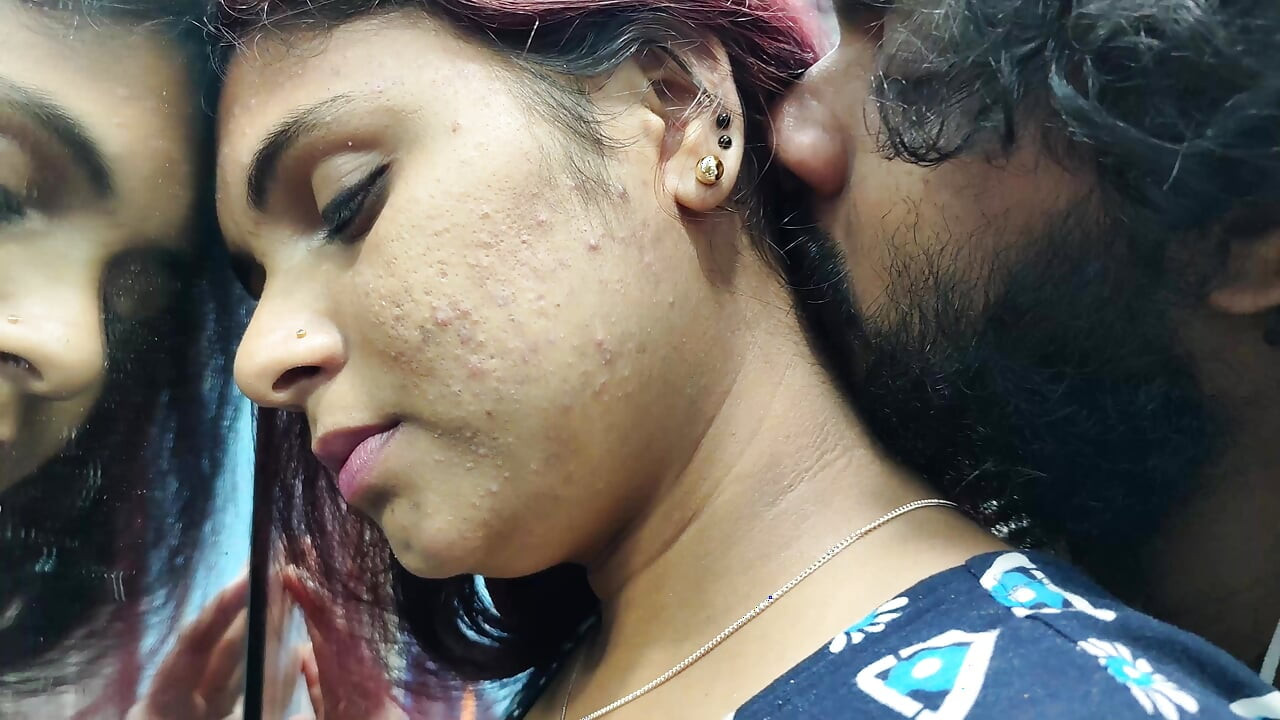 नाईट में हॉट गले में चुंबन और गांड चुम्बन रोमांस।