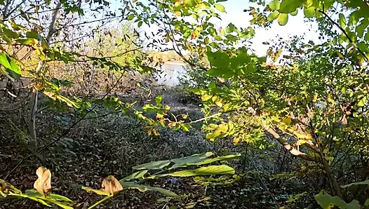 Fetish 316 nyepong kontol di luar ruangan yang berisiko di pinggir danau merah