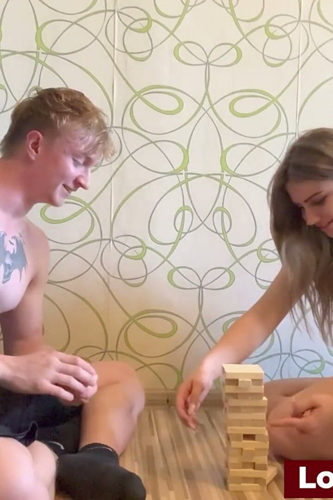 Alex y Nicole están jugando un emocionante juego de strip jenga