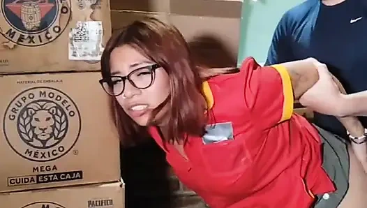 Kasir toko bosnya di ruang bawah tanah