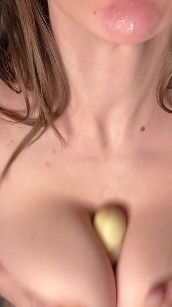 Domaća JOI ASMR Zgodna milf drolja puši veliki kurac, sedi, stenje - dildo jebanje sisa od zgodne MILFE DOMINATRIX | Klip 1