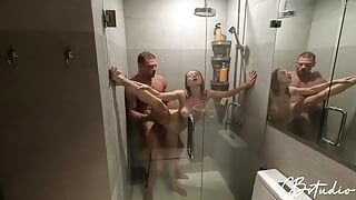 La compañera de cuarto quería tomar una ducha, pero la ducha estaba ocupada y se ofreció a lavar juntos
