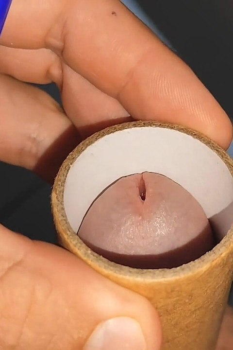 液体接着剤で亀頭陰茎を研ぎます。