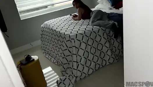 Eşofmanlı tatlı kız Paisley Paige katlanıyor ve sikiliyor