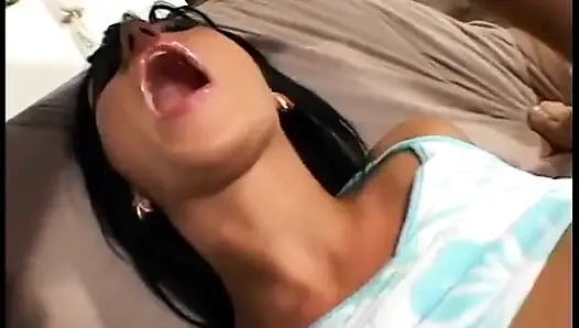 Sexy brünette würgt an riesigen schwänzen nach tiefem analbohren