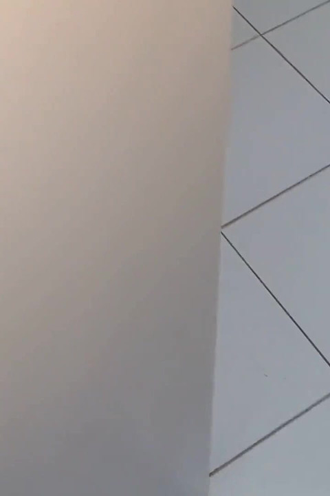 Super ljepilo na glaviću u kupaonici na poslu.