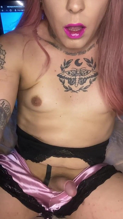 穿着性感睡衣撸管