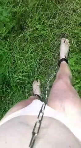 Andando em público acorrentado e vestindo uma calcinha usada