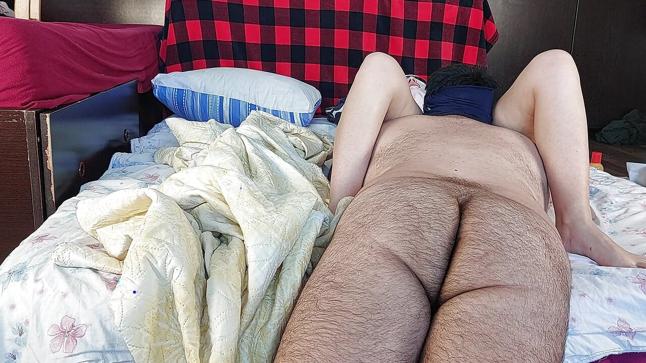 Sensual massage of a hot amateur couple with oil on the body. The woman masturbates me until I do.