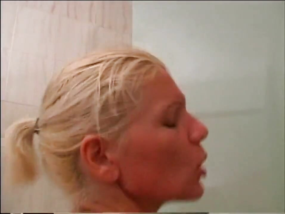 เย็ดหีผมบลอนด์เซ็กซี่ในห้องน้ํา