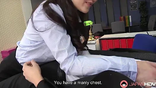 Japon öğretmen Maria Ono sansürsüz öğrencinin yarağını emiyor.