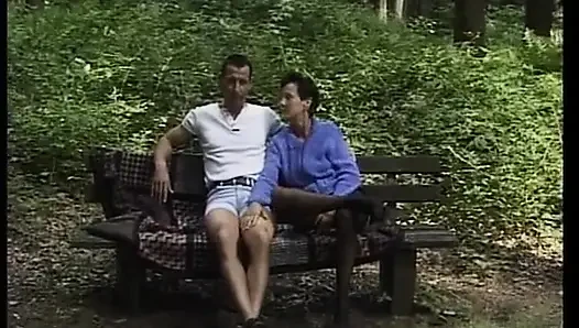 Edle deutsche dame wurde im Thee park gefickt