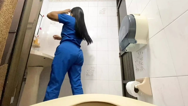 Camera catches nurse pissing in hospital bathroom(big jet)