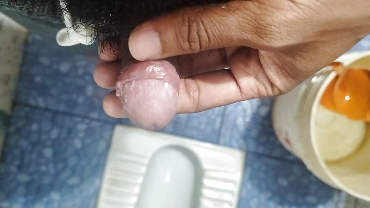 Mallu junge urinieren und mastrubation in der öffentlichen toilette