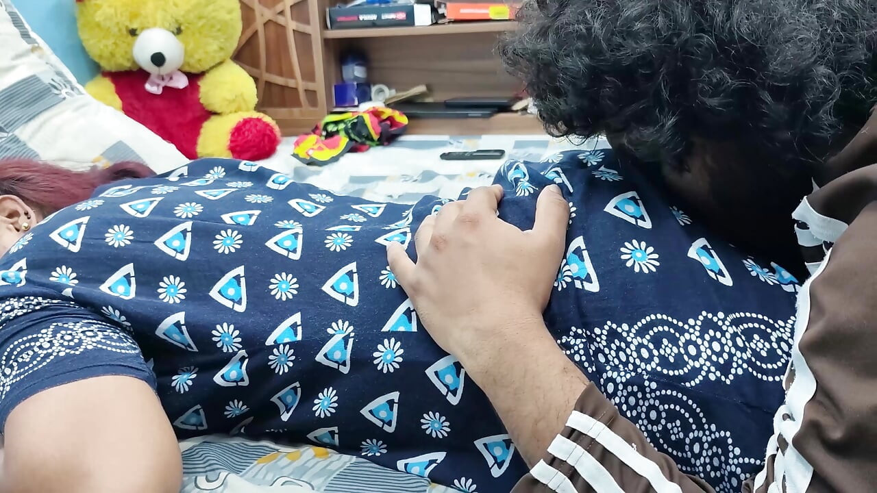 देसी जोड़े का हॉट गांड चुम्बन और गांड चाटना रोमांस।