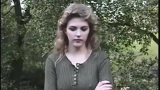 Блондинка с большими сиськами трахается в задницу в позе публичный секс