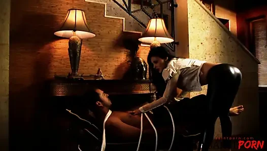 Aletta Ocean öyle ya da böyle amını yediriyor