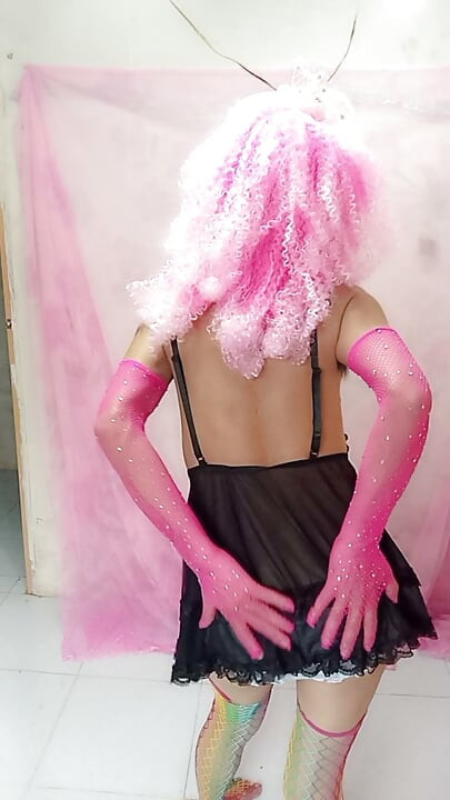 Oanh Le, transgénero, vestida com roupas sensuais, a espetar o pau