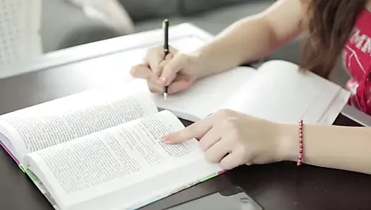 Die studentin will ihren tutor ficken, anstatt zu lernen