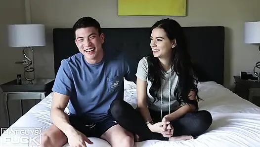 Asiatischer pinoy-hengst Sean fickt rachel baddie