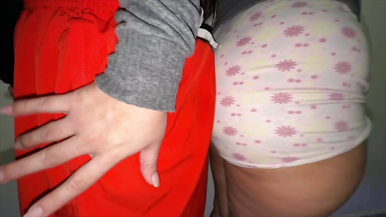 La Donna Con Il Culo Grosso Tocca Il Cazzo Di Uno Sconosciuto