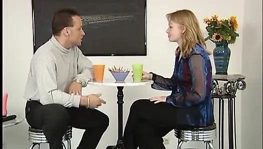 Sexy blondine lutscht einen monsterschwanz und schiebt ihn dann in ihre rasierte muschi