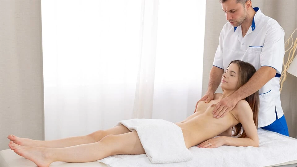 Cutie kom till sin pojkvän för en massage och allt förvandlades till analsex